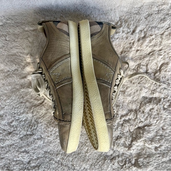 Burberry Low Top Leather Sneakers - Picture 9 of 16